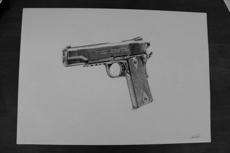 Нарисованные оружия на бумаге