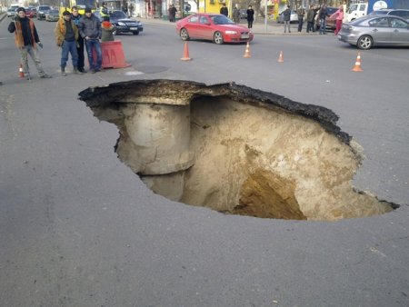 Яма в асфальте
