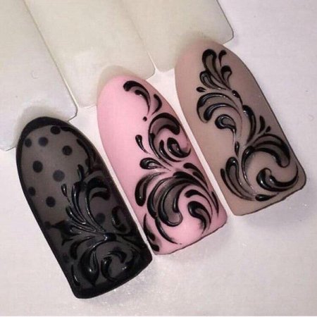 Маникюр с вензелями