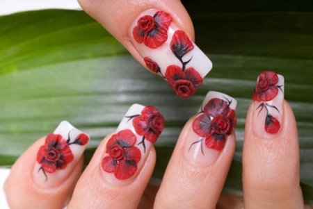 Маникюр с маками на короткие ногти