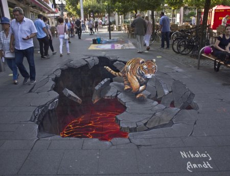 Стрит арт на тротуаре