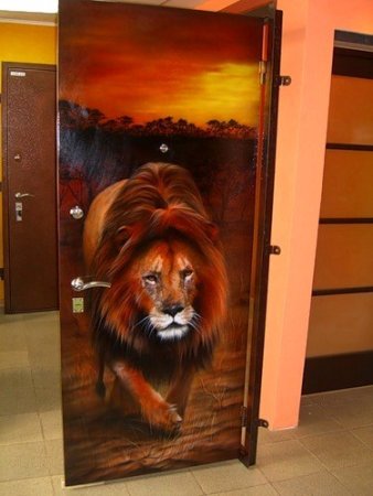 Аэрография на входной двери