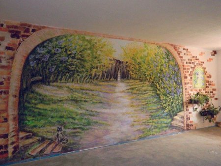 Пейзаж на стене дома