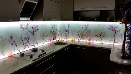 Стеклянный фартук для зеленой кухни