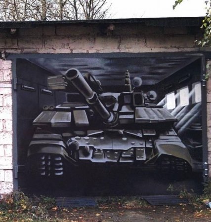 Танк на гаражных воротах