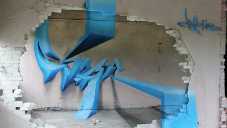 Объемные граффити на стене