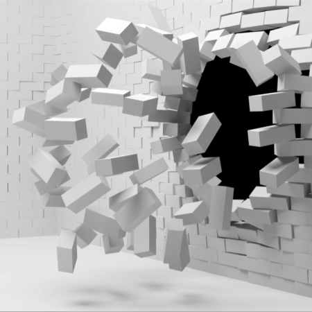 Рушит стену