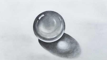 Стеклянный шар карандашом