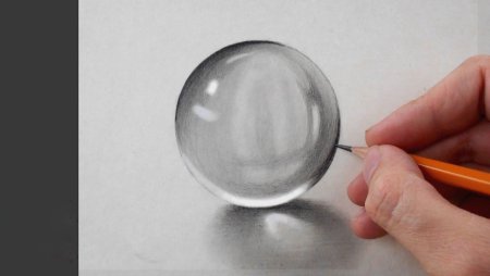 Стеклянный шар карандашом