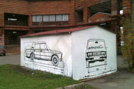 Раскрашенные ворота гаража