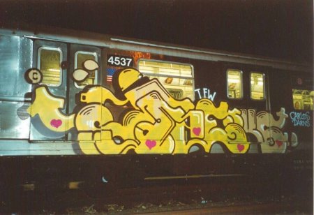 Граффити на вагоне ночью