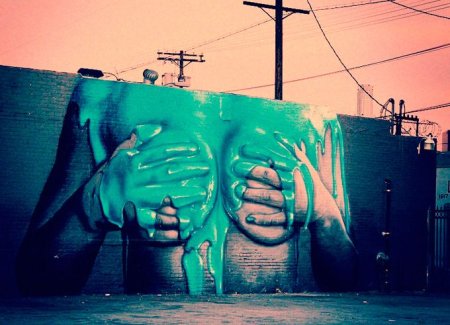 Надпись краской на стене