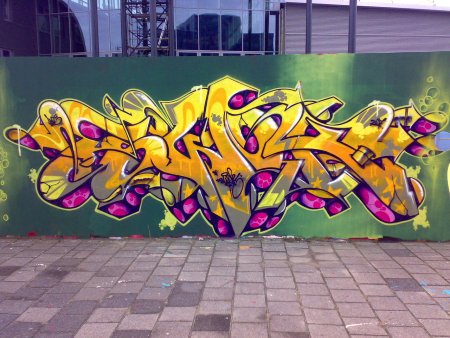 Граффити на бетонной стене