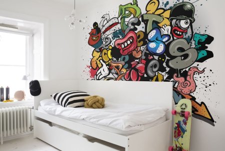 Граффити на стене в комнате подростка девочки