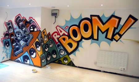 Баллончиком на стене в комнате рисунки