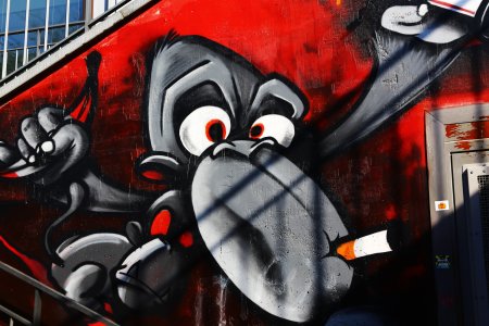 Граффити на красной стене