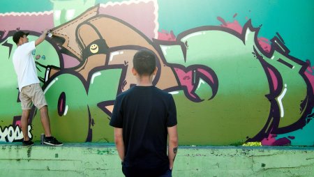 Подростки рисуют граффити