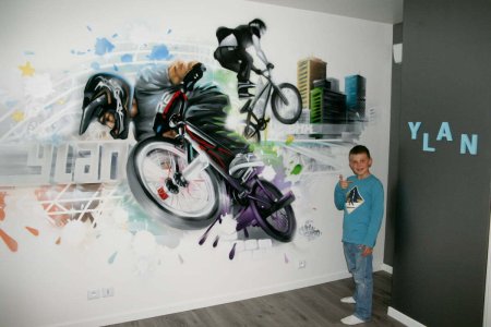 Граффити на стене в комнате подростка