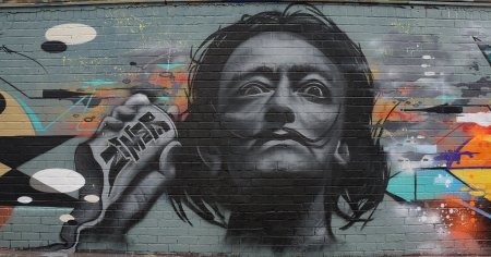 Стрит арт Сальвадор дали