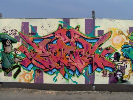 Граффити на белой стене