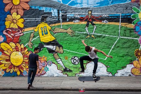 Стрит арт на футбольную тему