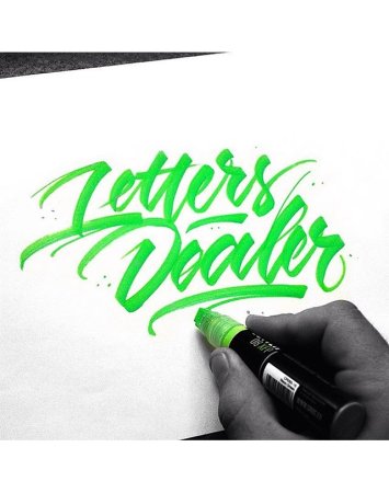 Граффити на черной стене