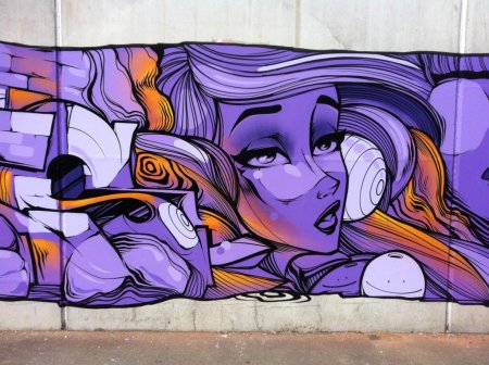 Фиолетовое граффити