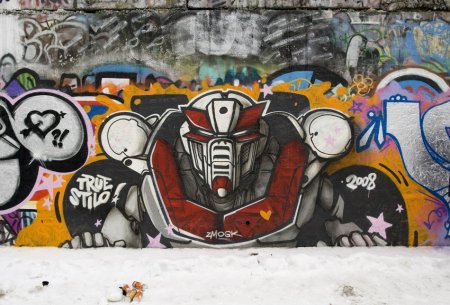 Граффити на стене зимой