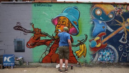 Дети рисуют граффити