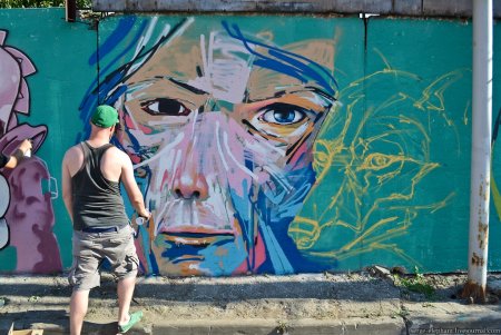 Рисование баллончиками на стене