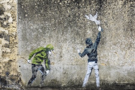 Человек рисует на стене