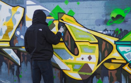 Человек рисует граффити