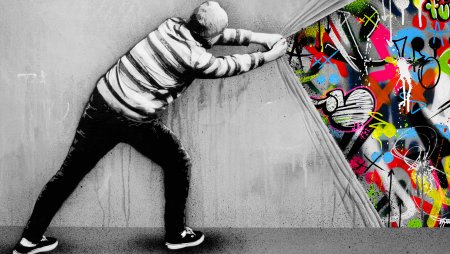 Парень рисует на стене