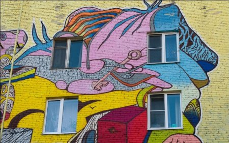 Граффити на стенах жилого дома
