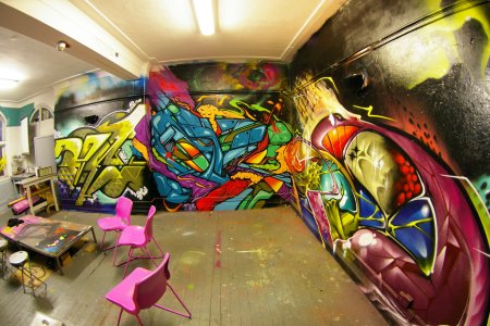 Граффити внутри помещения