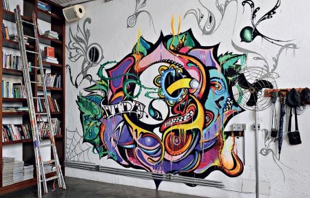 Расписать стену в комнате