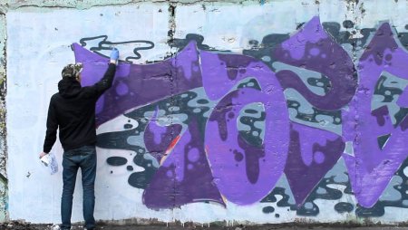 Баллончиком на стене