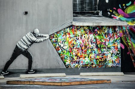 Мальчик рисует граффити