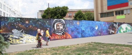 Стрит арт на тему космос