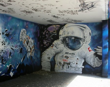 Космонавт на стене