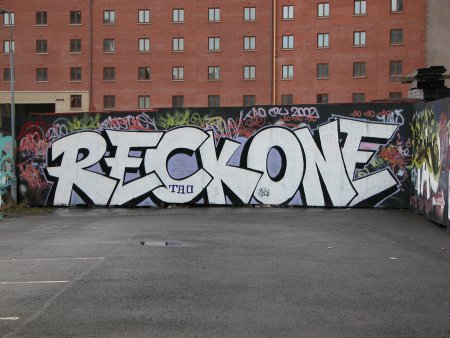 Надписи баллончиком на стене