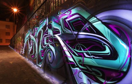 Неоновые граффити на стене