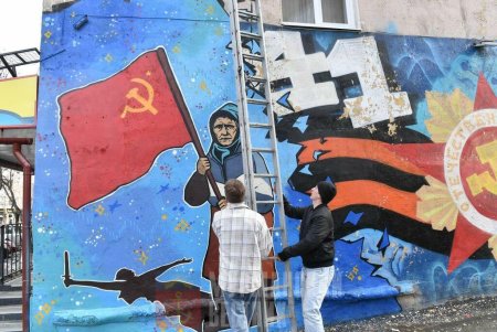 Бабушка с красным знаменем