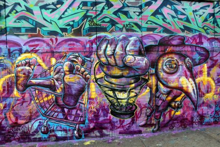 Фиолетовое граффити