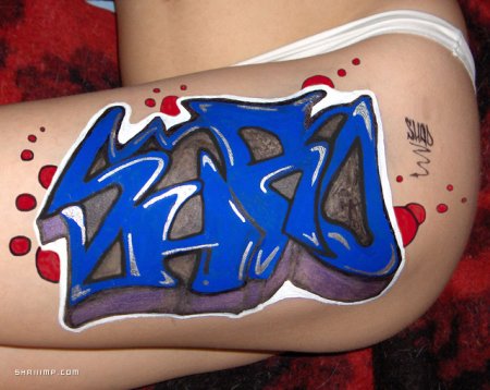 Граффити на теле девушки