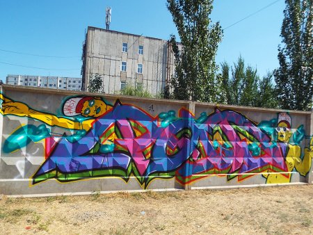 Разрисованный забор граффити