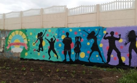 Дети рисуют на заборе