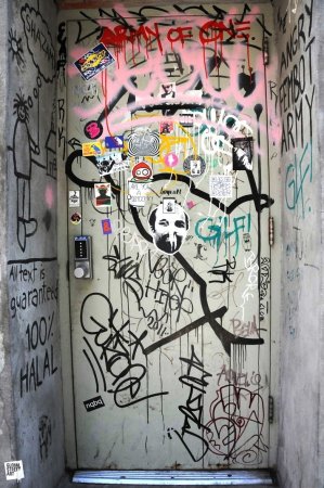 Граффити на двери