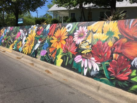 Разрисованный забор цветами