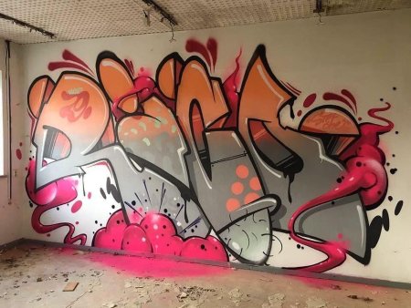 Надписи баллончиком на стене